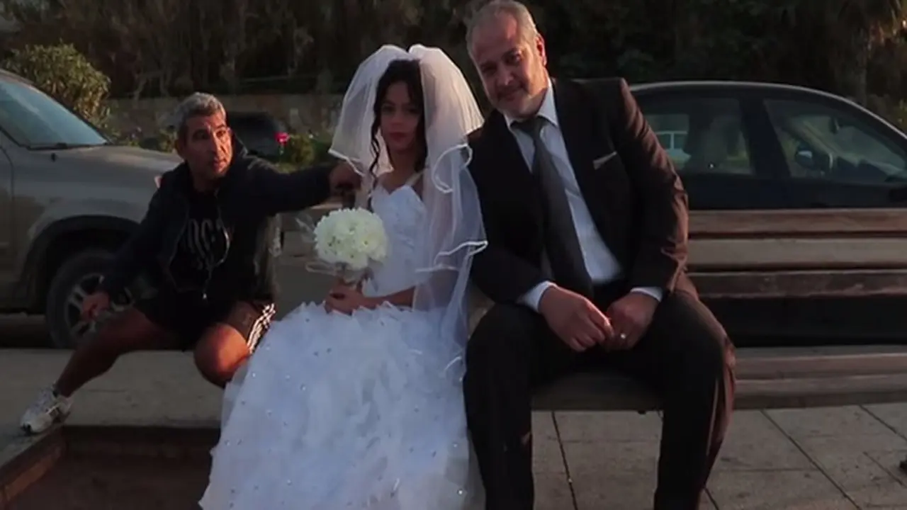 Seorang fotografer mengabadikan momen pasangan pengantin di Lebanon yang melakukan pernikahan di bawah umur dalam sebuah video eksperimen sosial 
