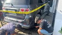 Penampakan&nbsp;mobil Toyota Fortuner milik kader Partai Demokrat, Iskandar, yang dibakar. (Liputan6.com/ Fauzan)