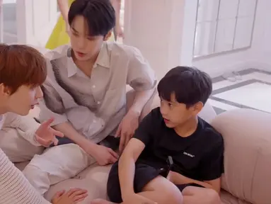 Doyoung dan Jungwoo mengajak Rafathar ngobrol. Mereka bertanya tentang hobi Rafathar dalam bahasa Inggris. Anak berusia 7 tahun itu pun dengan ramah menjawab pertanyaan Doyoung dan Jungwoo. (Foto: YouTube/ NCT)
