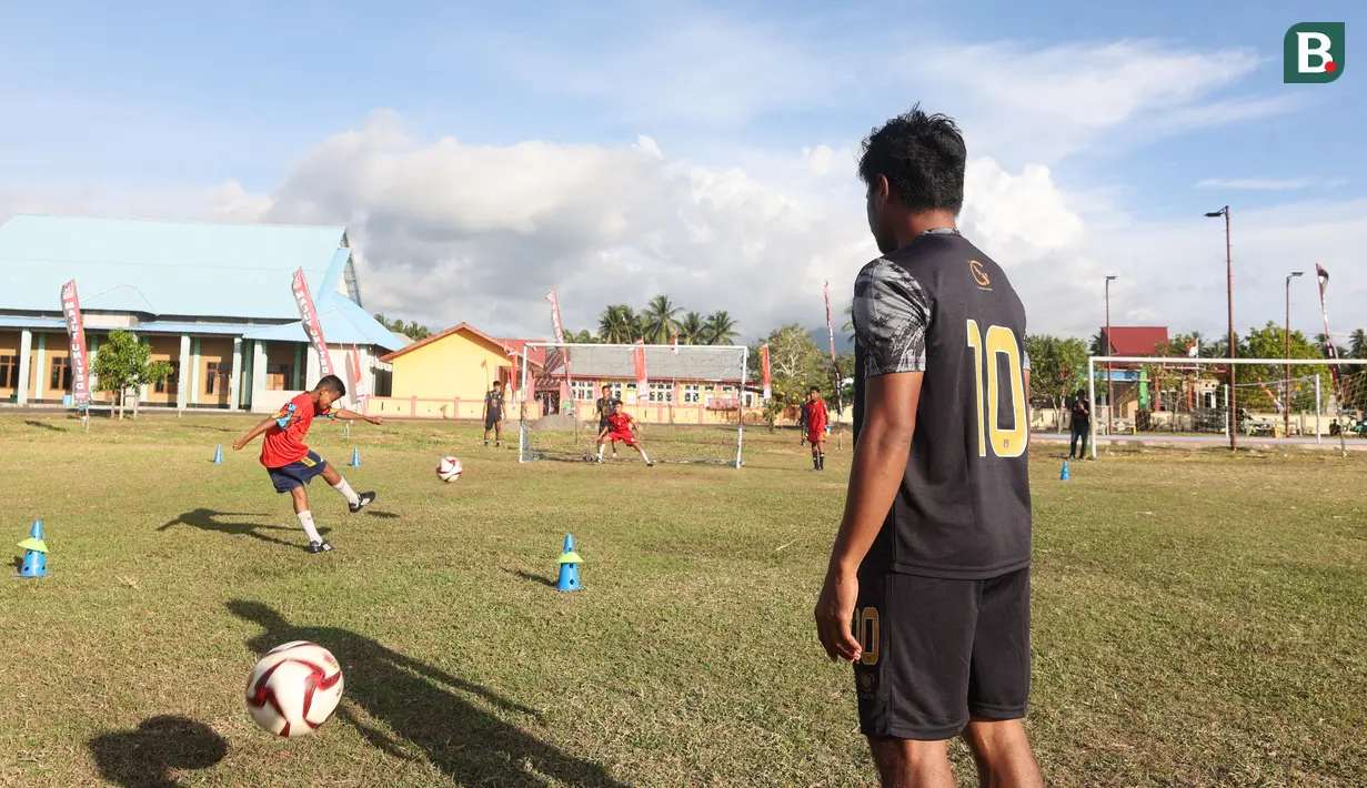 Ilham mengamati gerakan anak-anak yang melakukan latihan shooting. (Bola.com/Okie Prabhowo)