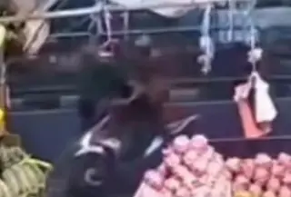 Aksi upaya pencurian motor milik seorang petugas PPSU sempat terekam kamera CCTV toko buah. (Foto: Tangkapan Layar Sosmed)