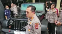 Kapolres Metro Jakarta Selatan, Kombes Pol Ade Ary Syam Indradi, memperlihatkan mobil Jeep Rubicon hitam yang dipakai Mario Dandy Satriyo (Bachtiarudin Alam/Merdeka.com)