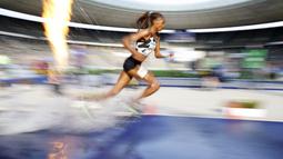 Pelari Kenya, Beatrice Chepkoech, saat beraksi pada nomor 3000m halang rintang Kejuaraan Atletik Intenasional di Stadion Olympic, Jerman, Minggu (13/9/2020). (AFP/Odd Andersen)