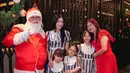Sarwendah merayakan natal bersama keluarganya. Ia pun tampil kompak mengenakan dress bergaris biru putih dengan kerah putih bersama putrinya. [@sarwendah29]