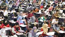 Peserta mengikuti Try Out Nasional SBMPTN 2016 di GOR Ciracas, Jakarta, Sabtu (21/5). Try Out Nasional yang digagas PDIP diikuti kurang lebih 200 ribu peserta SLTA/sederajat di 34 Provinsi se-Indonesia. (Liputan6.com/Immanuel Antonius)
