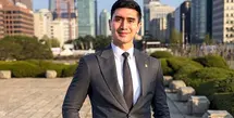 Kunjungan kerja ke Korea Selatan, Verrel Bramasta tampil bak Oppa di drama Korea. Ia tampil mengenakan setelan jas hitam dipadukan inner kemeja putih dan dasi hitamnya. [@bramastavrl]