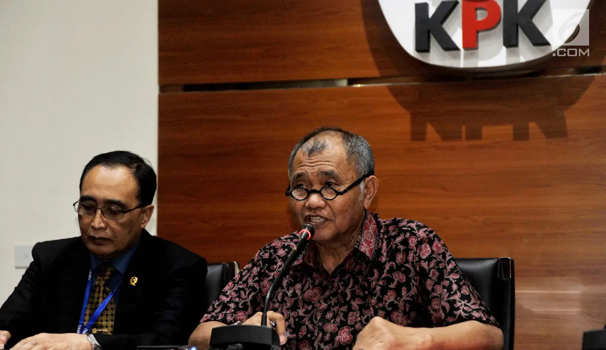 Ketua KPK Agus Rahardjo didampingi Ketua Kamar Pengawasan MA Sunarto memberikan keterangan pers mengenai OTT di PN Jakarta Selatan, di gedung KPK, Jakarta, Selasa (22/8). (Liputan6.com/Helmi Afandi)