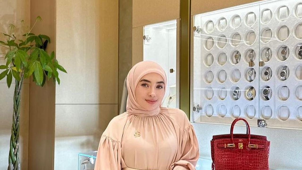 Selain kerap membagi trik bisnis di Instagram, Shella juga menunjukkan bagaimana kehidupan crazy rich yang menyenangkan. Menurutnya konten semacam ini bukan bermaksud untuk pamer melainkan memotivasi orang lain untuk bekerja dengan giat.