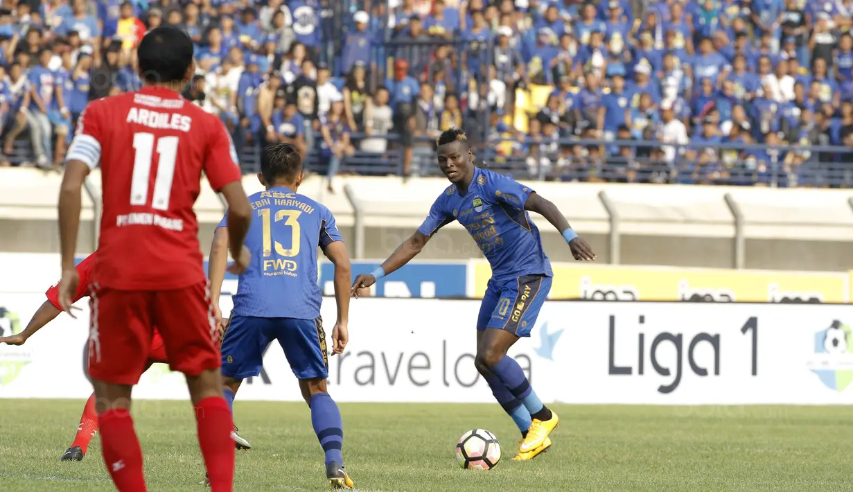 Striker Persib, Ezechiel N'Douassel, berusaha melewati pemain Semen Padang pada laga Liga 1 Indonesia di Stadion Si Jalak Harupat, Bandung, Sabtu, (9/9/2017). Persib ditahan imbang 2-2 oleh Semen Padang. (Bola.com/M Iqbal Ichsan)