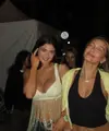 Hailey terlihat mengenakan atasan tank top hitam dipadukan outer warna neon serta kalungnya. [@kyliejenner]