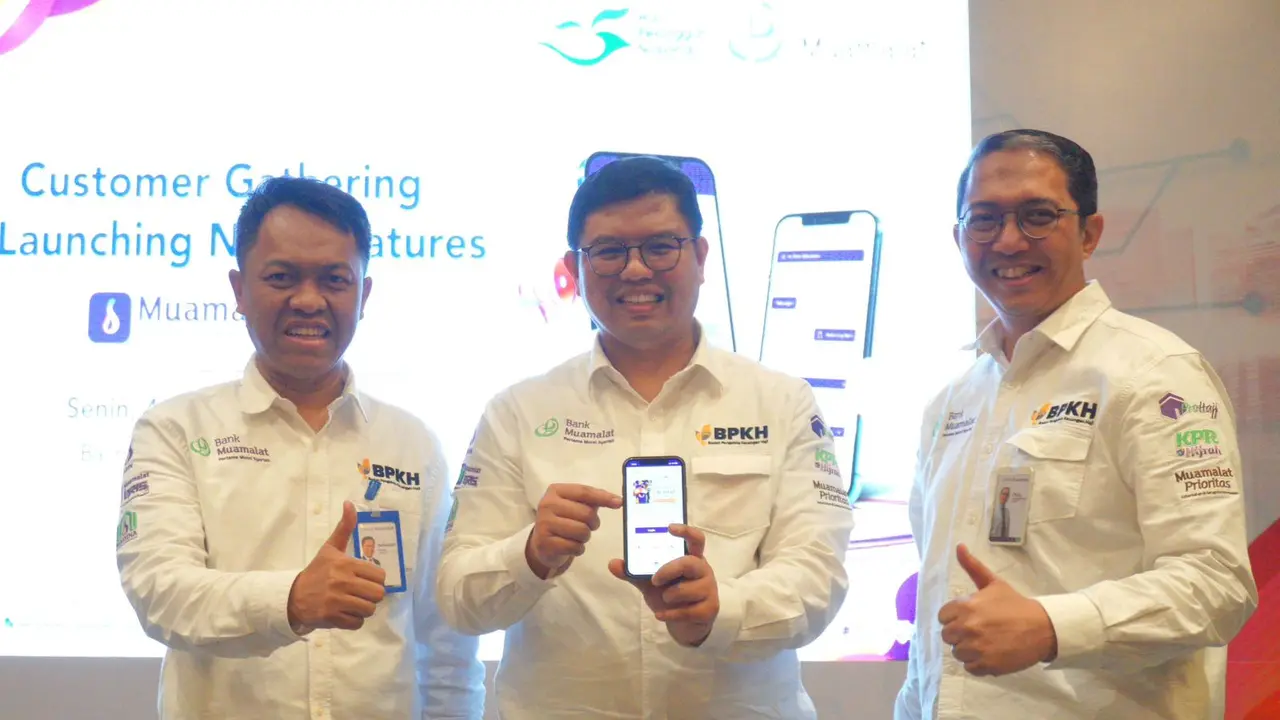 Direktur Utama Bank Muamalat Indra Falatehan (tengah), memperlihatkan tampilan aplikasi Muamalat DIN pada peluncuran dua layanan berbasis digital yaitu digital customer care dan mobile cash di Bandung, dalam rangka Hari Pelanggan Nasional 2023.