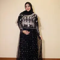 Tampil simple namun tetap chic dengan pilihan gamis brokat bunga mawar seperti look Aurel Hermansyah satu ini. (Instagram/aurelie.hermansyah).