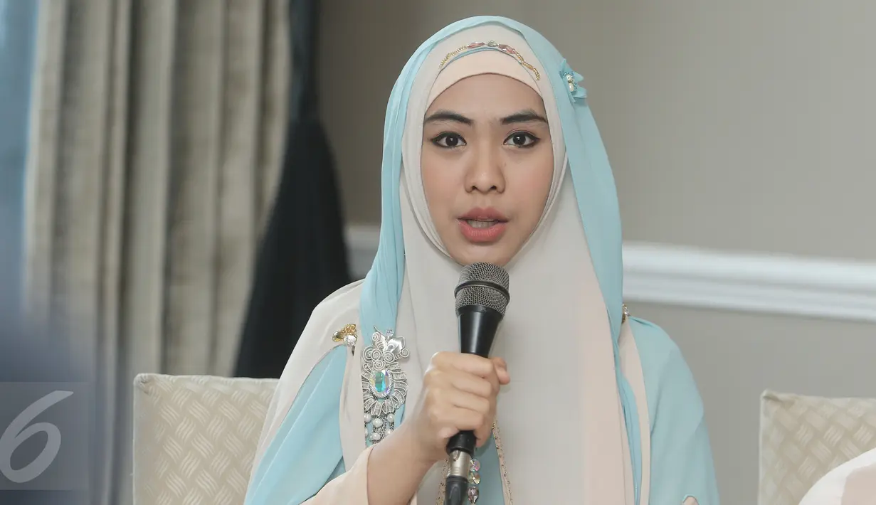 Oki Setiana Dewi saat mengisi acara di kawasan Mahakam, Kebayoran Baru, Jakarta, Rabu (22/2). Oki mengenakan hijab perpaduan warna biru dan putih. (Liputan6.com/Herman Zakharia)