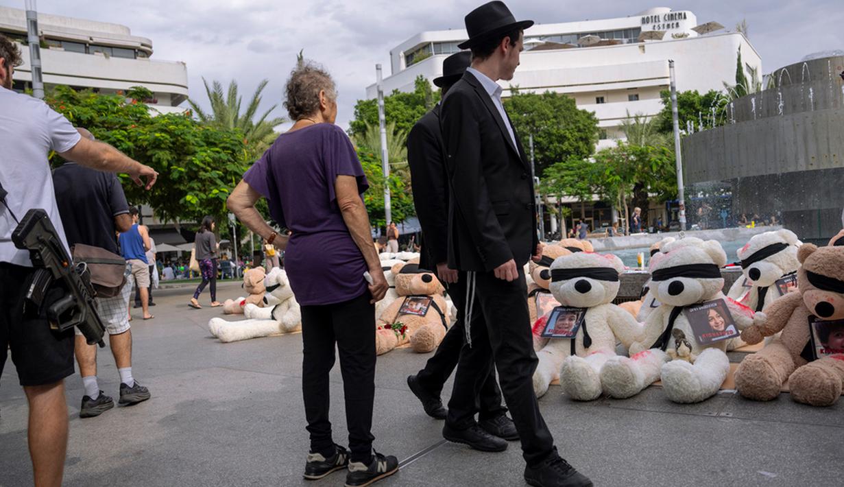 Wakil Direktur Kementerian Keamanan Isrsel Eliezer Rosenbaum mengatakan kepada anggota parlemen bahwa 20.000 senjata api telah dipesan untuk didistribusikan kepada pasukan tersebut. Sementara 20.000 senjata lainnya akan menyusul. (AP Photo/Oded Balilty)