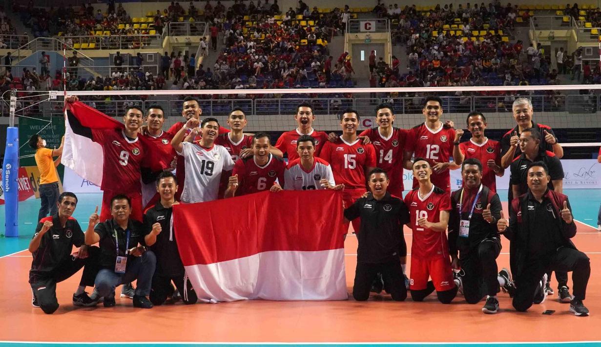 Para pemain, pelatih, dan official Timnas Voli Putra Indonesia merayakan kemenangan timnya usai berhasil menyabet medali emas SEA Games 2021 setelah mengalahkan tuan rumah Vietnam pada laga final yang berlangsung di Dai Yan Sports Arena, Quang Ninh Vietnam, Minggu, 22 Mei 2022. Skuat asuhan Jiang Jie berhasil menang telak dengan skor 3-0 (25-22, 25-18, dan 25-15). (Foto: Kemenpora/PP SIWO PWI/Erly Bahtiar)