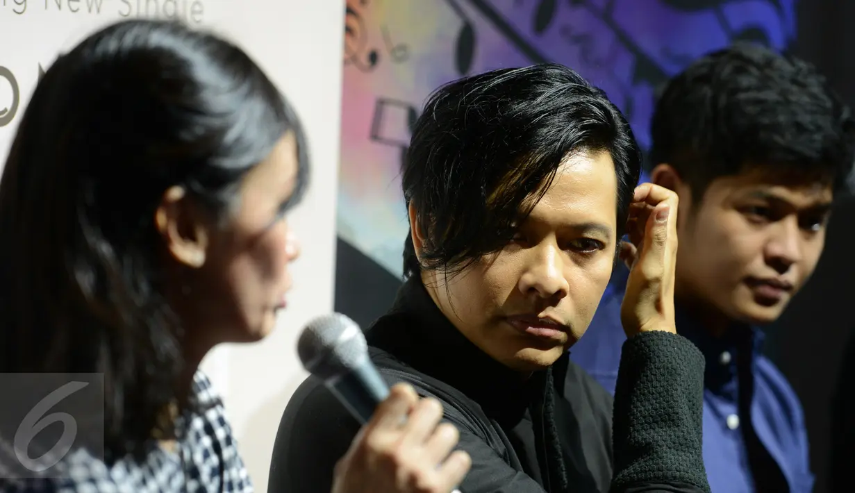 Penyanyi Armand Maulana saat konferensi pers peluncuran single solonya berjudul "Hanya Engkau Yang Bisa" di kawasan SCBD, Jakarta, Selasa (5/4). Personel Gigi sama sekali tidak dilibatkan, termasuk dalam penggarapan musiknya (Liputan6.com/Herman Zakharia)