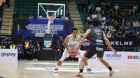 Point Guard Satria Muda Pertamina Bandung, Yudha Saputera, coba melewati kawalan point guard Hang Tuah Jakarta, Aofar Hedyan, pada laga lanjutan IBL Gopay 2026 di Bandung Arena, Minggu (08/02/2026) sore WIB. Satria Muda berhasil menang 77-57 atas Hang Tuah. (dok. Satria Muda Pertamina Bandung)
