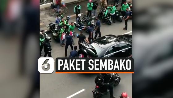 VIDEO: Viral Jokowi Bagi Sembako di Jalan Dekat Istana
