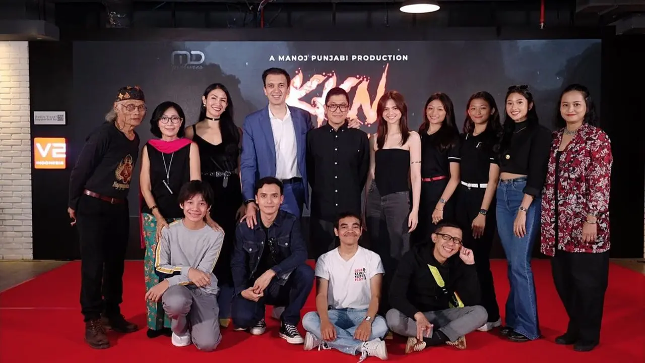 Para pemain dan kru film KKN di Desa Penari 2 Badarawuhi. (Foto: Dok. Instagram @manojpunjabimd)