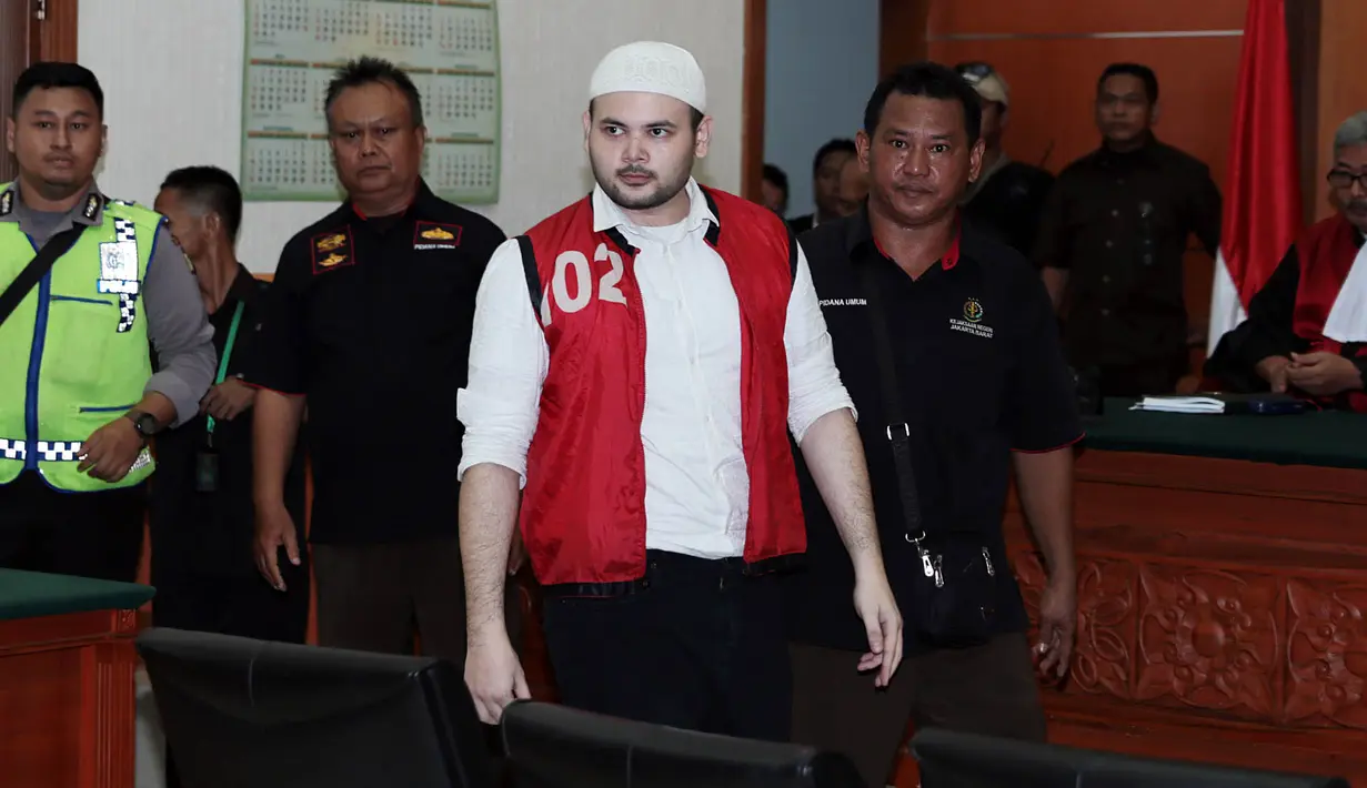 Sidang penyalahgunaan narkoba Riho Rhoma kembali digelar. Pada sidang kedua kali ini, Selasa (11/7/2017) Ridho didampingi oleh raja dangdut Rhoma Irama. Agenda sidang kali ini adalah eksepsi. (Deki Prayoga/Bintang.com)
