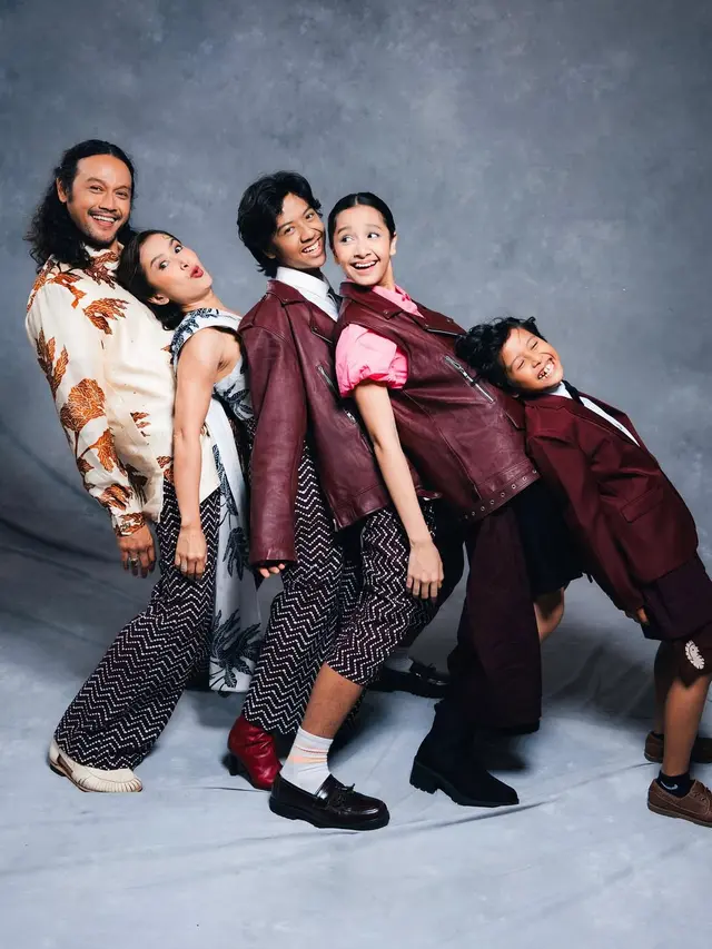 Gaya Unik Foto Keluarga Dwi Sasono dan Widi Mulia, Tampil Hangat dalam Sentuhan Wastra
