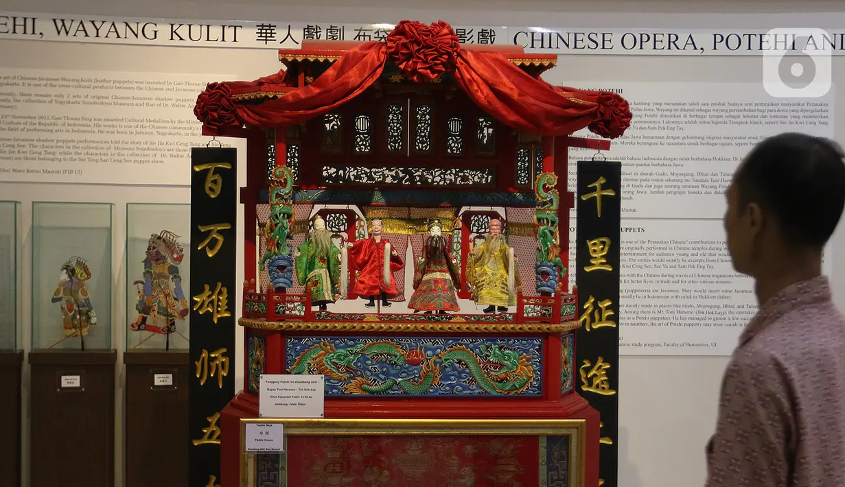 Pengunjung melihat panggung potehi di Museum Tionghoa  Hakka Indonesia, Taman Mini Indonesia Indah, Jakarta, Selasa (21/1/2020). Museum tersebut menampilkan sejarah kedatangan dan percampuran budaya orang Tionghoa di kepulauan Nusatara. (Liputan6.com/Herman Zakharia)