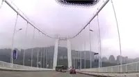 Bus terjun bebas dari sebuah jembatan ke dasar sungai Yangtze, Chongqing, China, Minggu lalu.