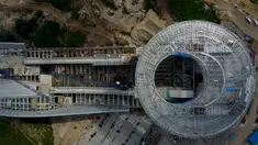 Foto dari udara yang diabadikan pada 30 Juli 2020 ini menunjukkan lokasi pembangunan Pusat Ski Jumping Nasional di Distrik Chongli, Kota Zhangjiakou, Provinsi Hebei, China utara. (Xinhua/Zhang Chenlin)