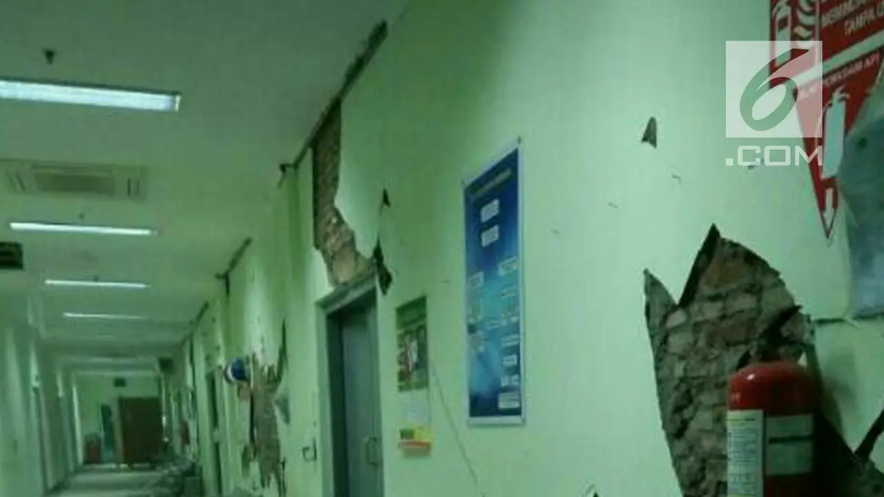PHOTO: Gempa Guncang Pulau Jawa, Rumah Sakit di Banyumas Rusak Parah