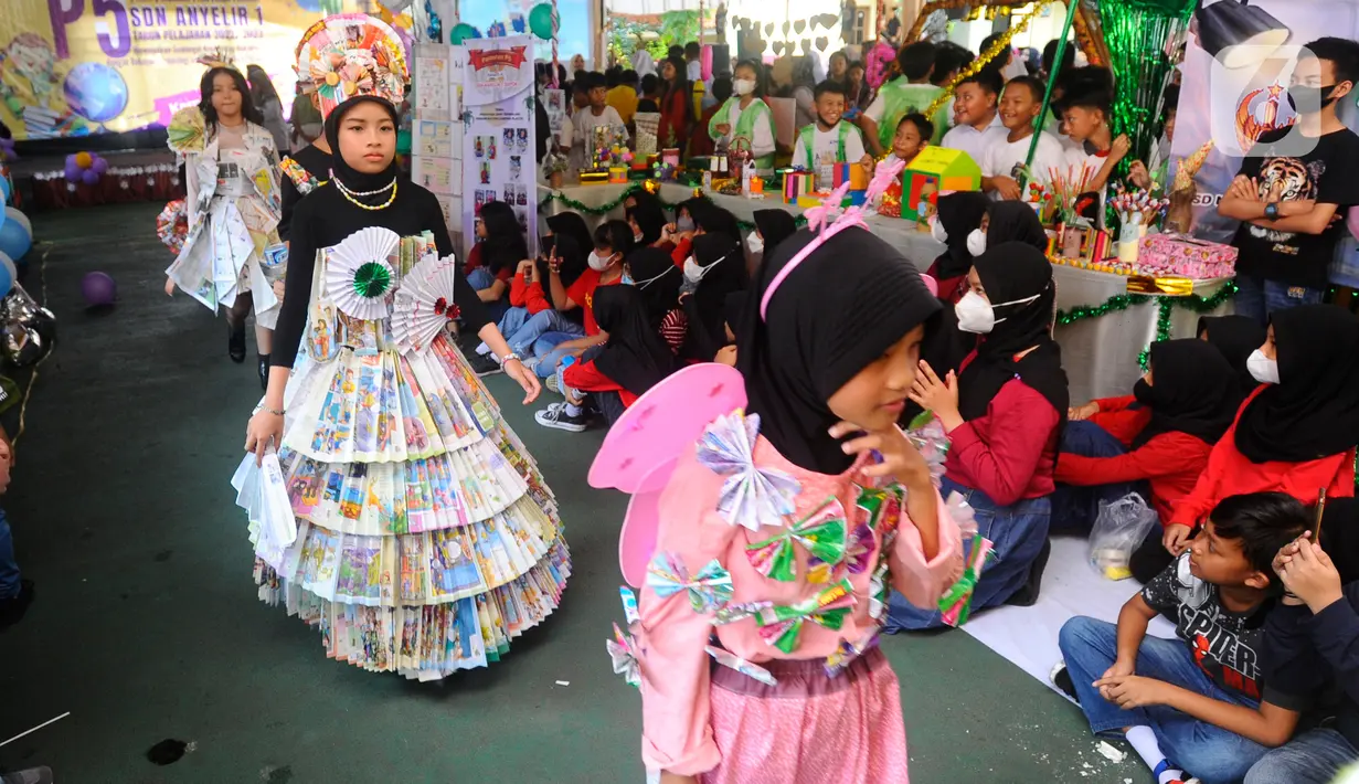 Mereka terlihat antusias saat berlenggok di atas panggung catwalk yang juga dinilai oleh dewan juri. (merdeka.com/Arie Basuki)