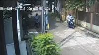 Komplotan maling nekad beraksi siang bolong di kawasan perumahan Jalan Bakti Jaya LUK, RT1/7, Kecamatan Setu, Kota Tangerang Selatan (Tangsel).