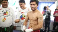 Manny Pacquiao berpose disela latihannya di Los Angeles, California, AS (26/10). Petinju Filipina berusia 37 tahun itu akan berhadapan dengan Jessie Vargas di Thomas & Mack Arena, Las Vegas, Nevada pada 5 November mendatang. (Reuters/ Lucy Nicholson)