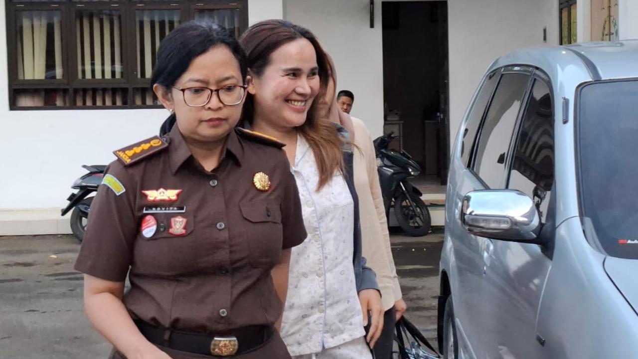 Senyum Lepas Selebgram Isa Zega Saat Dilimpahkan ke Kejari Kabupaten Malang