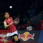 Pebulutangkis gandaputri Indonesia, Greysia Polii (kiri) dan Nitya K Maheswari saat melawan Yin Loo Lim/Yean Lee Meng di Total BWF Championships 2015 di Jakarta, Rabu (12/8/2015). Greysia/Nityaunggul 17-21, 21-13, 21-11. (Liputan6.com/Helmi Fithriansyah)