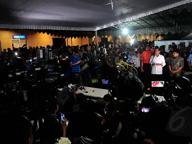 Presiden RI, Joko Widodo melakukan jumpa pers di luar ruangan Crisis Center, Bandara Juanda, Surabaya, Selasa (30/12). (Liputan6.com/Johan Tallo)