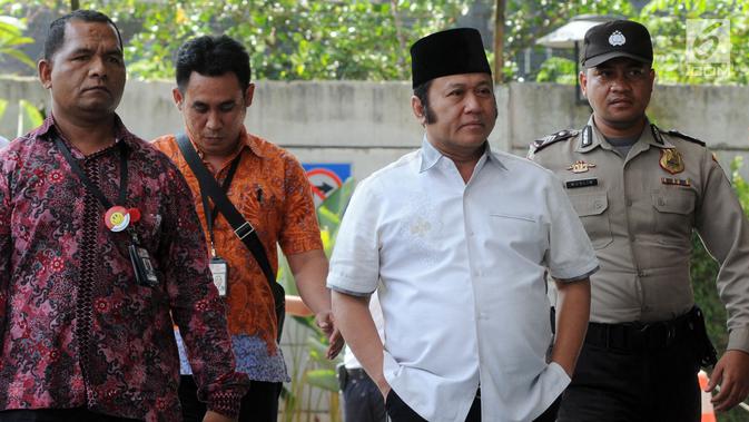Bupati Lampung Selatan Zainudin Hasan tersenyum saat tiba di KPK, Jakarta, Jumat (27/7). Zainudin Hasan akan menjalani pemeriksaan 1x24 jam diduga menerima suap terkait proyek infrastruktur. (Merdeka.com/Dwi Narwoko)