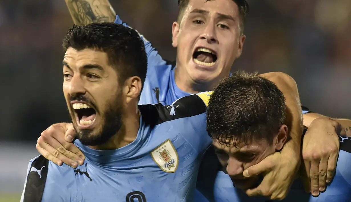 Striker Uruguay, Luis Suarez, merayakan gol yang dicetak oleh Federico Valverde ke gawang Paraguay pada laga kualifikasi piala dunia 2018 di Stadion Defensores del Chaco, Rabu (6/9/2017). Uruguay menang 2-1 atas Paraguay. (AFP/Daniel Duarte)