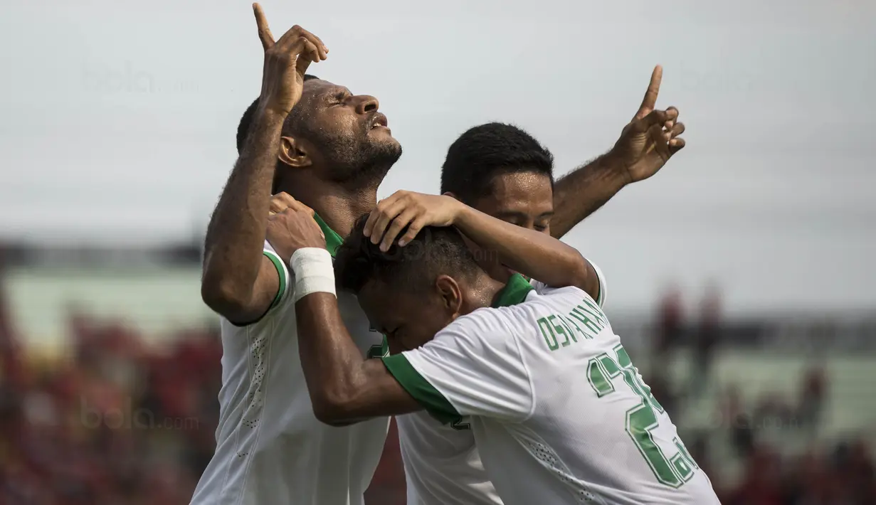 Striker Timnas Indonesia, Marinus Wanewar, merayakan gol yang dicetaknya ke gawang Timor Leste pada laga SEA Games di Stadion MPS, Selangor, Minggu (20/8/2017). Indonesia menang 1-0 atas Timor Leste. (Bola.com/Vitalis Yogi Trisna)