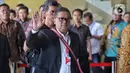 Sekretaris Jenderal Partai Demokrasi Indonesia Perjuangan (PDIP), Hasto Kristiyanto melambaikan tangan sesaat sebelum menjalani pemeriksaan sebagai tersangka dalam kasus dugaan suap pengurusan pengganti antarwaktu anggota DPR dan perintangan penyidikan di gedung Merah Putih Komisi Pemberantasan Korupsi, Jakarta, Kamis (20/2/2025). (Liputan6.com/Angga Yuniar)