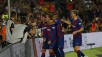 Striker Barcelona Antoine Griezmann bersama rekan-rekannya merayakan gol keduanya ke gawang Real Betis pada pekan kedua Liga Spanyol di Camp Nou, Senin (26/8/2019) dini hari WIB. (AP Photo/Joan Monfort)