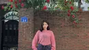 Berpose di depan bunga mawar, pelantun “Ah-Choo” ini terlihat manis  dengan sweatshirt warna pink bersama short pants. Kesan gaya kasualnya pun diperlengkap dengan sneakers warna putih. (Instagram/happy_yein).