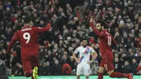 Roberto Firmino dan Mohamed Salah merayakan gol yang dicetak ke gawang Crystal Palace dalam laga lanjutan Premier League di Anfield, Sabtu (19/1/2019). (AP Photo/Rui Vieira)