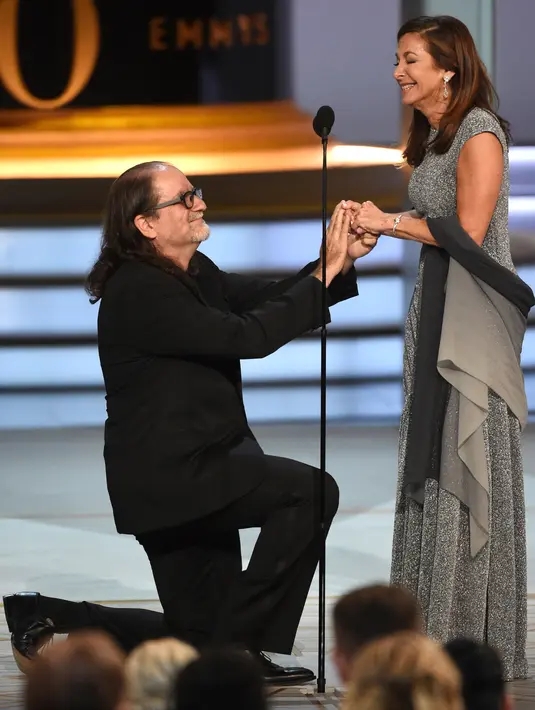 Sutradara Glenn Weiss melamar kekasihnya, Jan Svendsen saat menerima penghargaan di panggung Emmy Awards 2018, Los Angeles, Selasa (18/9). Weiss berlutut dan menyematkan cincin warisan sang ibu di jari manis kekasihnya. (Phil McCarten/Invision/AP Images)