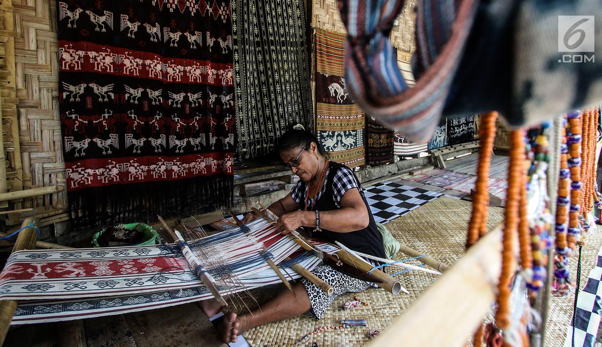 Mama Adriana Rambuadji membuat kain tenun di Desa Adat Prailiu, Sumba Timur, NTT, Sabtu (15/12). Kain tenun Sumba dijual dengan harga Rp 100 ribu hingga Rp 30 juta. (Liputan6.com/JohanTallo)