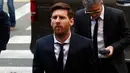Penyerang Barcelona, Lionel Messi saat tiba di pengadilan untuk menjalani sidang terkait tuduhan penggelapan pajak di Barcelona, Spanyol, (2/6). Messi dituduh sudah menggelapkan pajak sebesar 4,1 juta euro (Rp 62,2 Miliar). (REUTERS/Albert Gea)