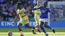 Pemain Arsenal Albert Sambi Lokonga (kiri) berebut bola dengan pemain Leicester City Boubakary Soumare pada pertandingan Liga Inggris di Stadion King Power, Leicester, Inggris, 30 Oktober 2021. Arsenal menang 2-0. (Zac Goodwin/PA via AP)