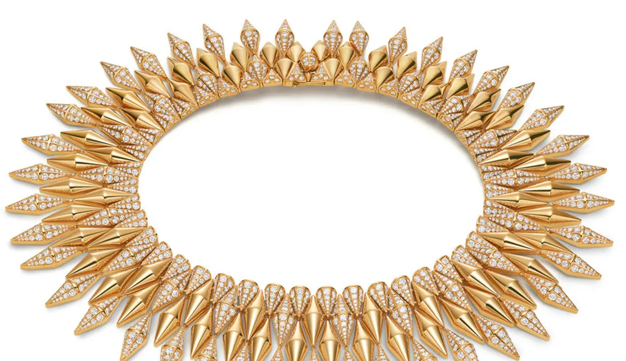 Anne memilih kalung High Jewelry Vimini dalam balutan emas kuning 18 karat dengan taburan berlian pavé. Dipadukan dengan anting Vimini serta cincin High Jewelry.  [Dok. Bvlgari]