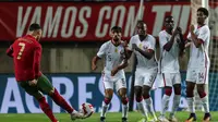 Timnas Portugal menang 3-0 atas Qatar pada laga uji coba di Estadio Algarve, Minggu (10/10/2021) dini hari WIB. Satu dari tiga gol Portugal disarangkan Cristiano Ronaldo. (AFP/Carlos Costa)