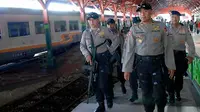  Sejumlah anggota Sat Brimob Polda Jatim lengkap dengan senjata laras panjang melakukan patroli di Stasiun Pasar Turi, Surabaya. (Antara).