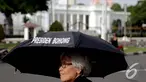 Ibu korban tragedi Mei 1998, Sumarsih, mengikuti aksi Kamisan di depan Istana Merdeka, Jakarta, Kamis (8/1/2015). (Liputan6.com/Faizal Fanani) 